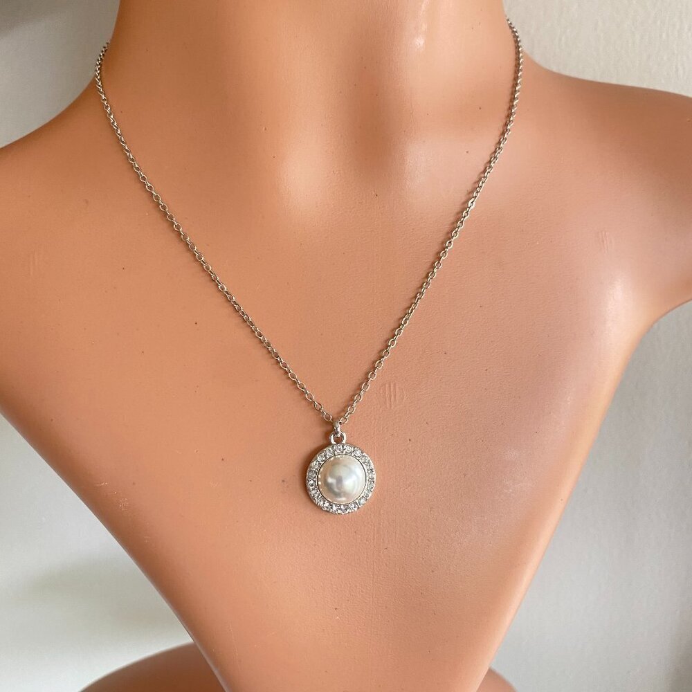 Butler FAC Pearl & Chrystal Halo Pendant Necklace NWT​​​​ - Picture 2 of 8